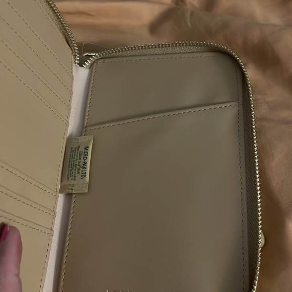 LOST + WANDER Worryfree Passport‎ Wallet NWT with detachable wristband. - Picture 5 of 9